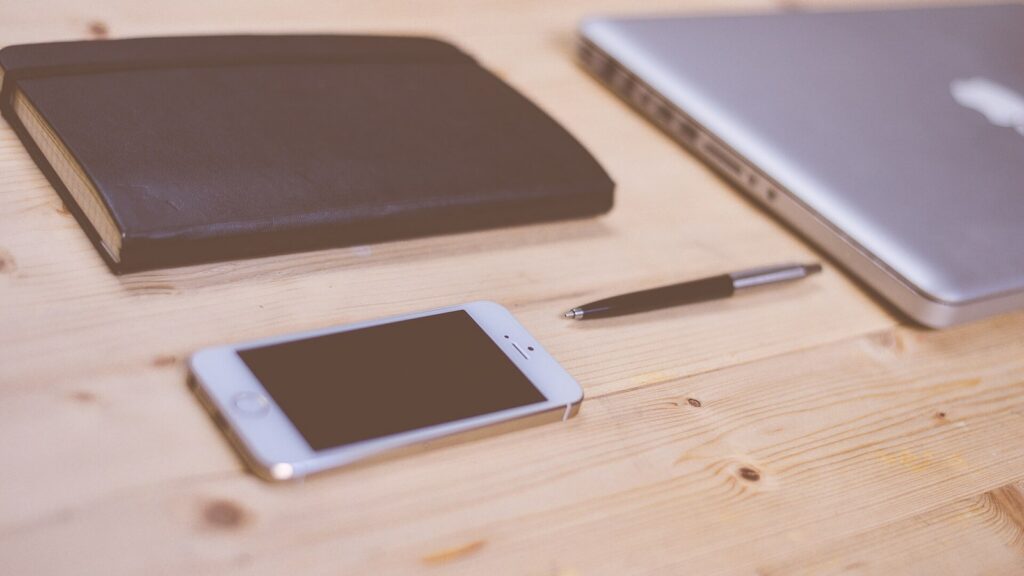 apple-iphone-smartphone-desk