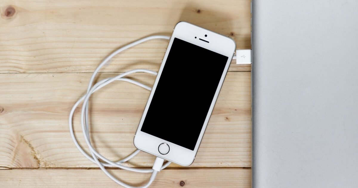 apple-iphone-smartphone-desk-1