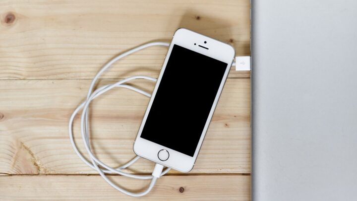 apple-iphone-smartphone-desk-1