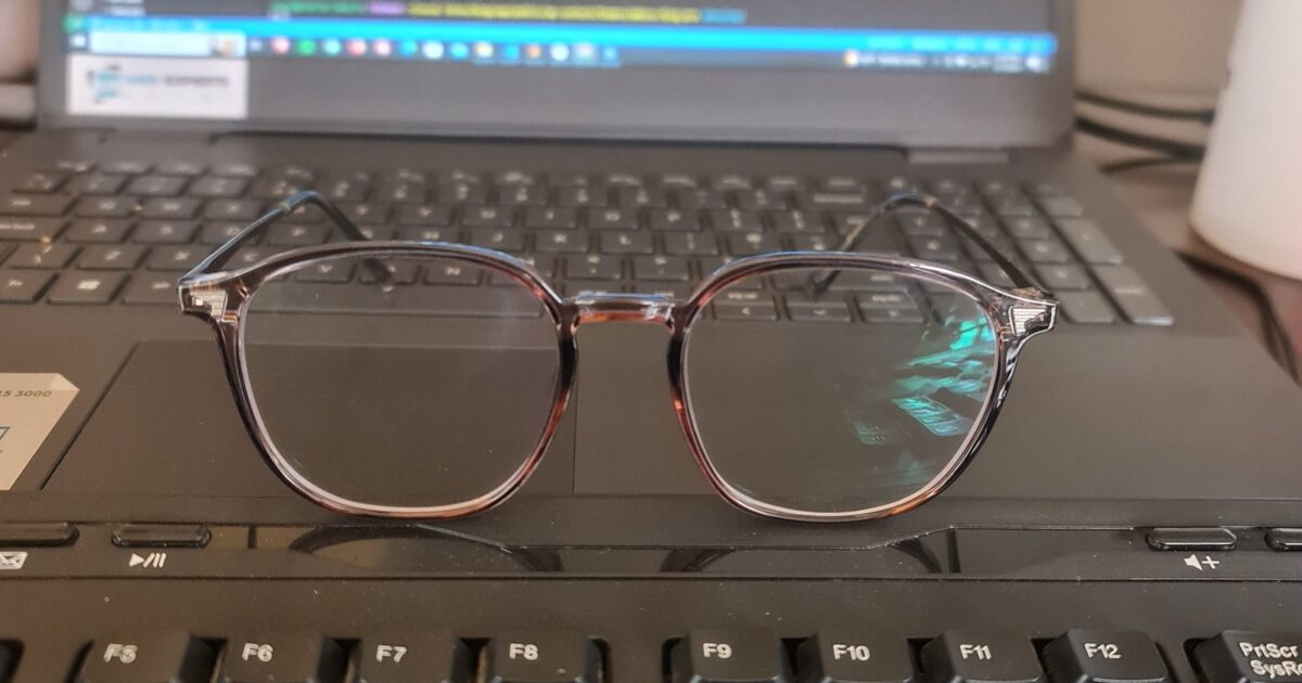 Anti-ray glass with a laptop and an external keyboard.