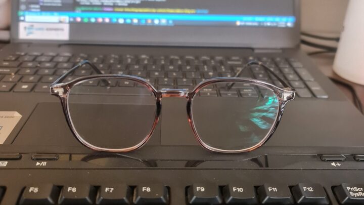 Anti-ray glass with a laptop and an external keyboard.